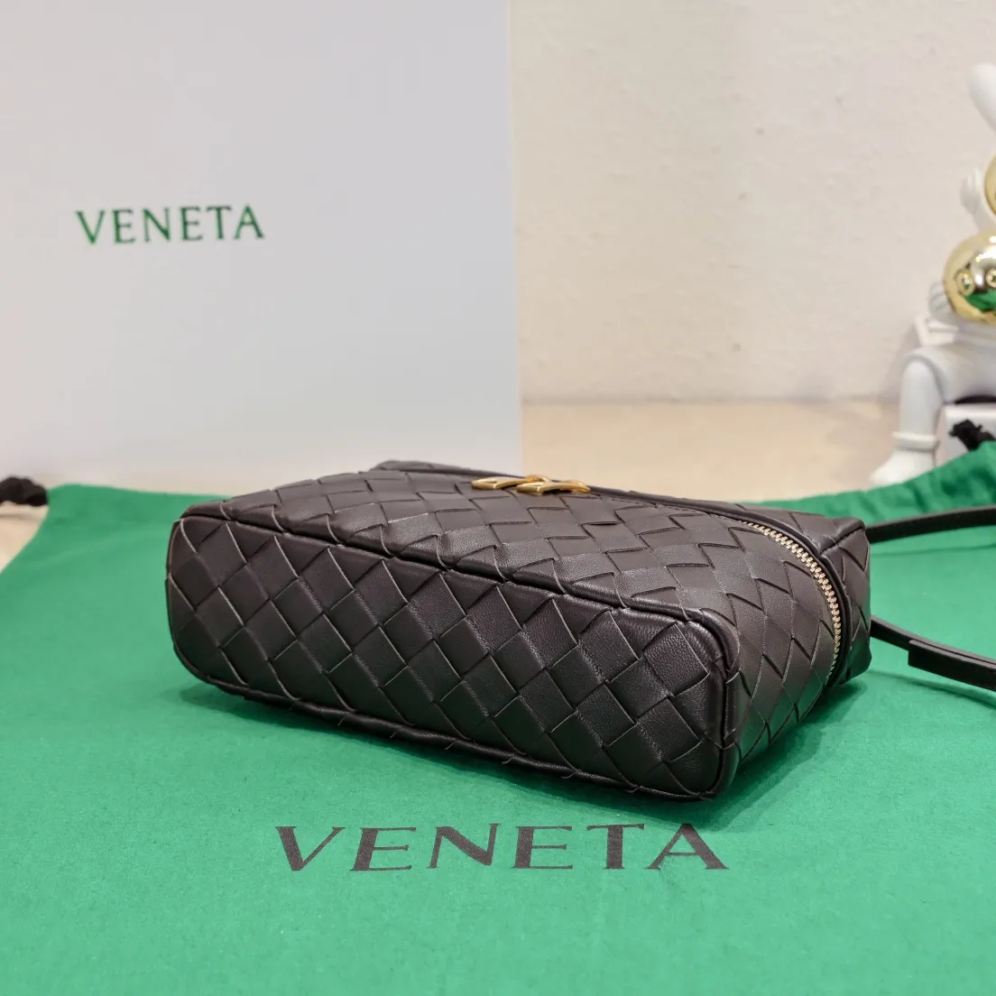 Batch 1360 Bottega Veneta 24 spring and summer woven zipper crossbody bag. A crossbody bag that can be used as a cosmetic bag. The exquisite weaving and compact body are an indispensable accessory for the upcoming summer. The double zipper also better protects the bag. It has a large capacity. If you like it, don’t miss it. Style number: 9109 Size: 22*12.5*5cm